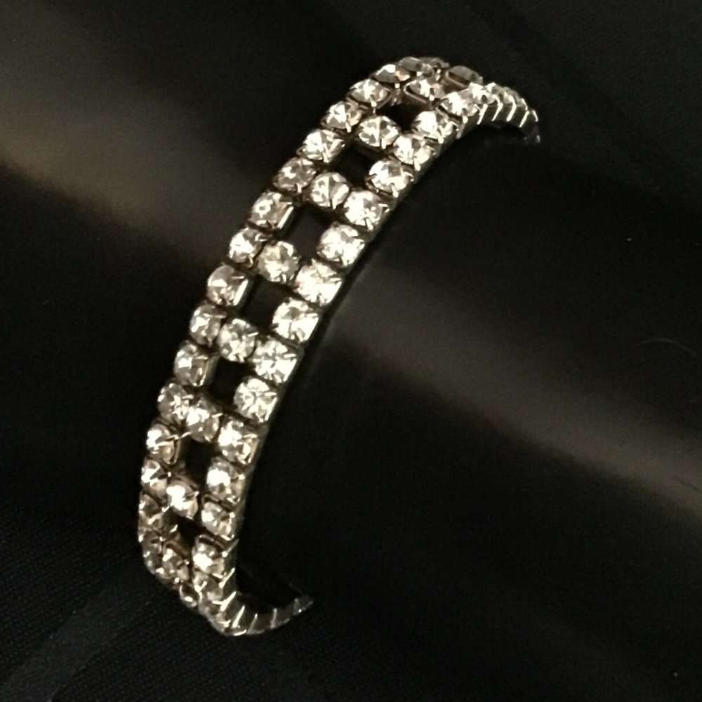 NWT Stretchable clear beaded bracelet